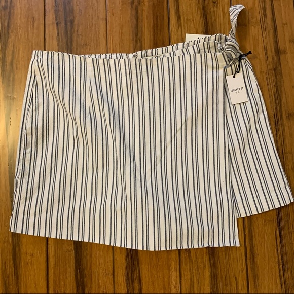 🦋2/$15🦋 NWT Forever21 Striped Mini Skort - Picture 1 of 2